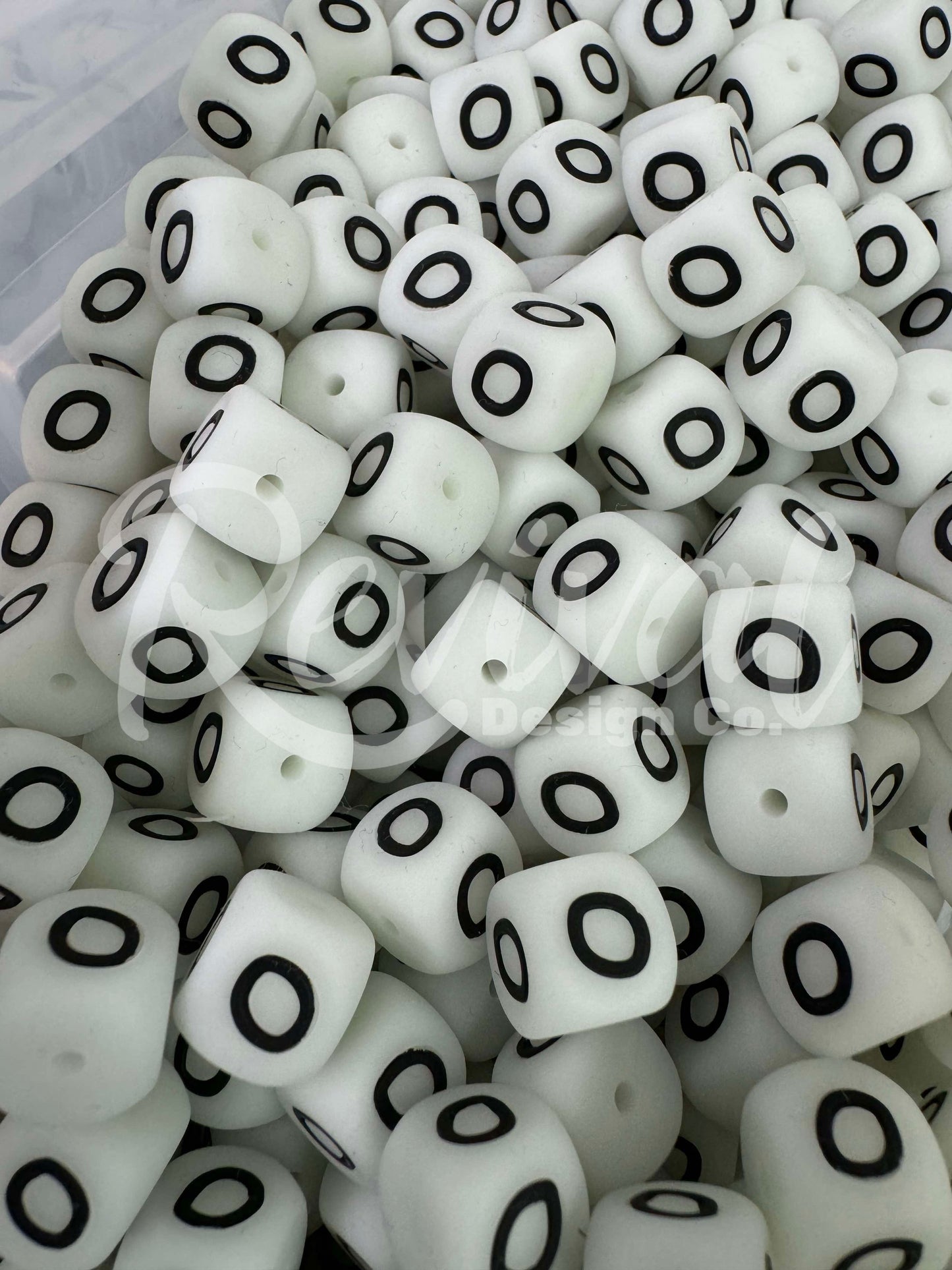 "O" - Glowing 12mm Silicone Letter Bead