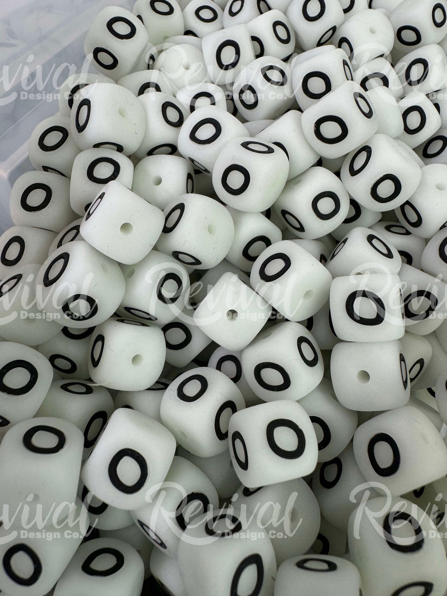"O" - Glowing 12mm Silicone Letter Bead