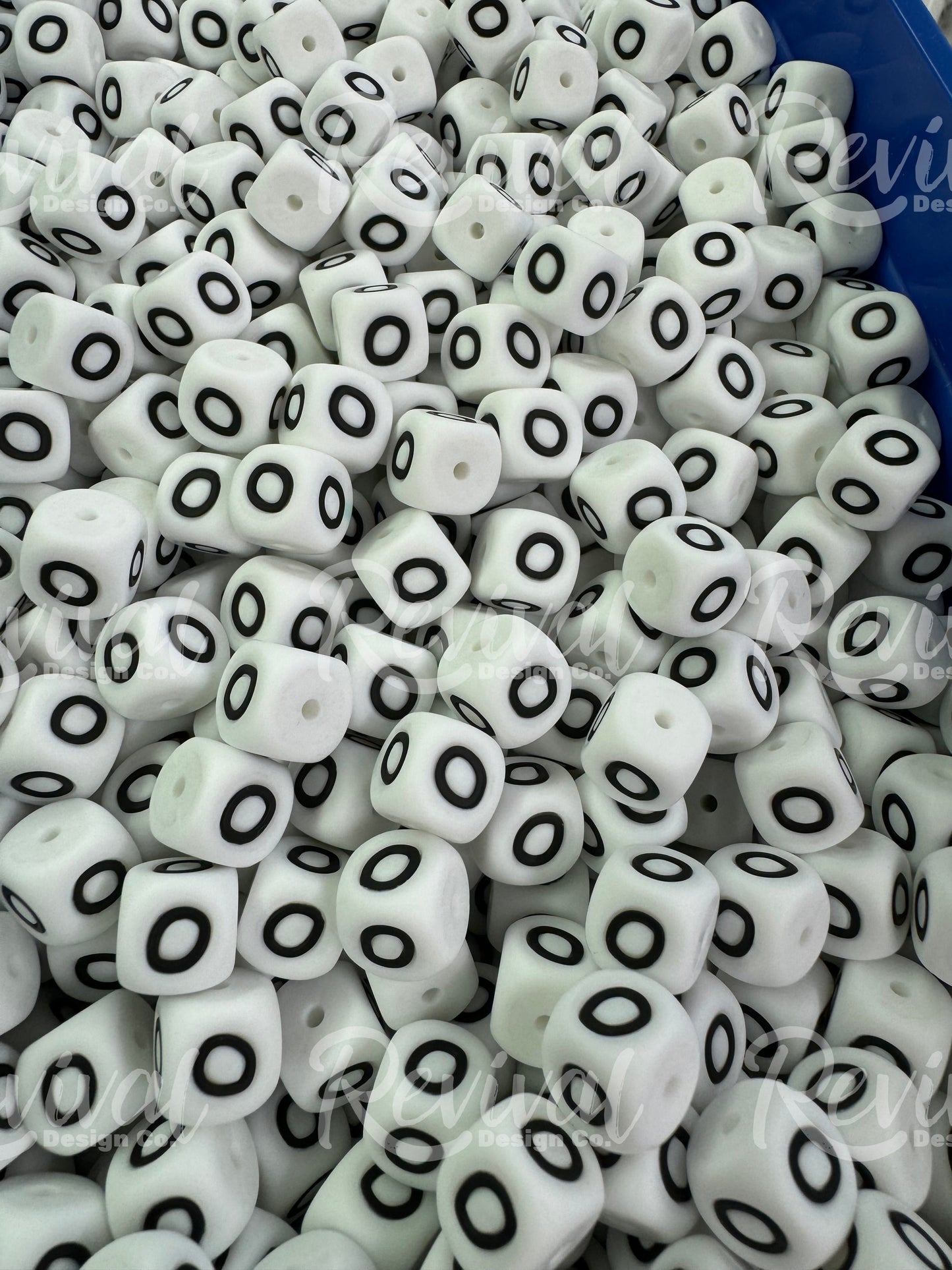 "O" - 12mm Silicone Letter Bead