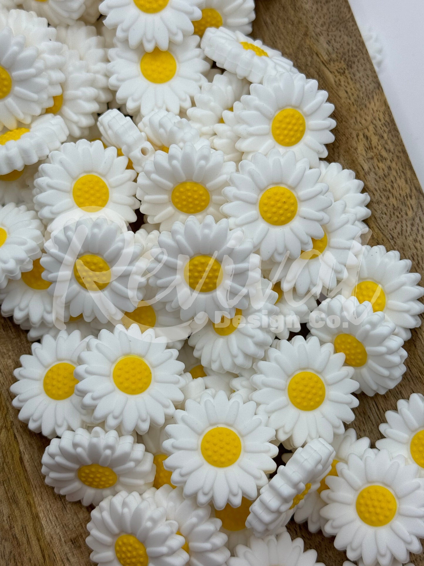 White Daisy - Silicone Focal Bead
