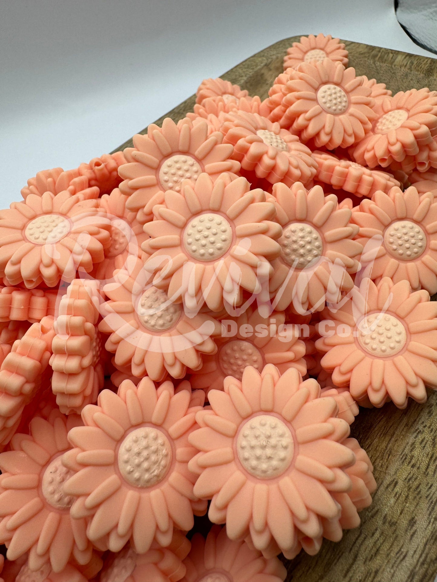Peach Daisy - Silicone Focal Bead