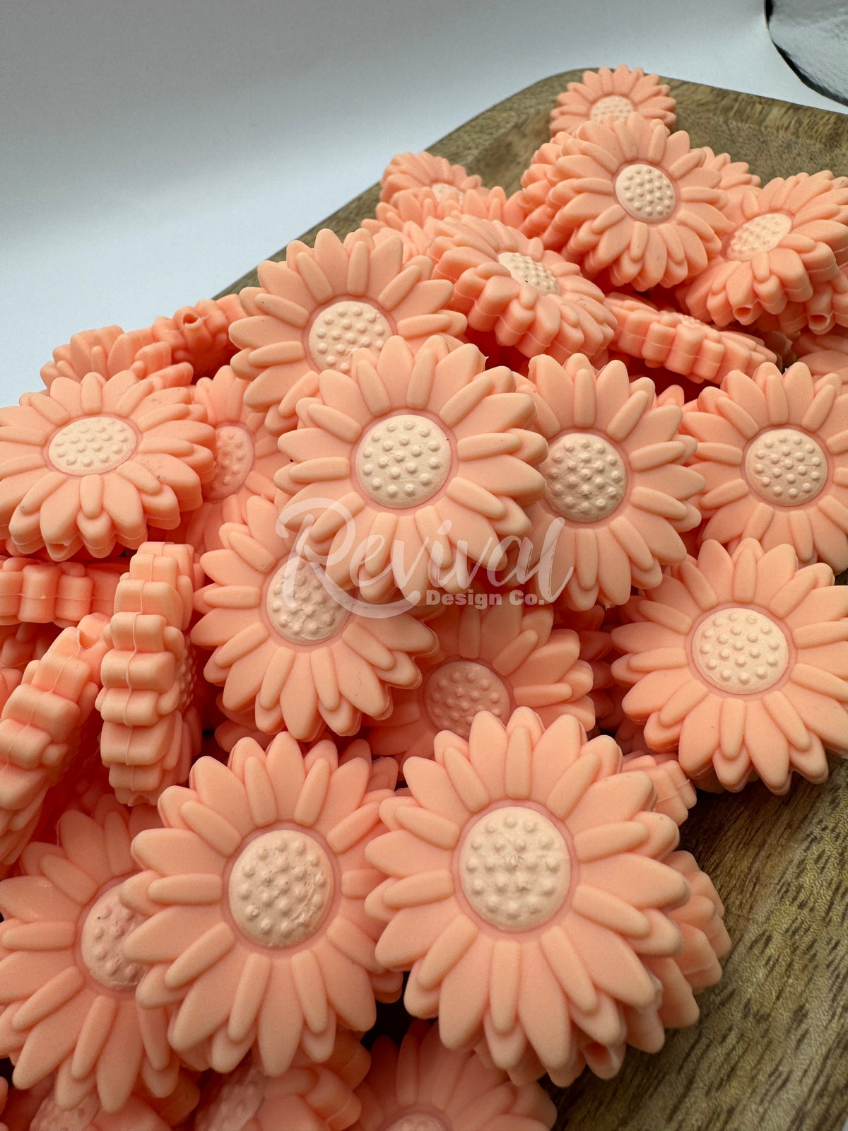 Peach Daisy - Silicone Focal Bead